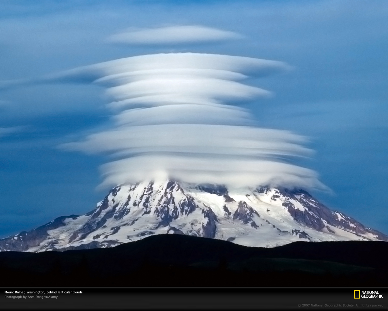 http://www.thelivingmoon.com/43ancients/04images/Earth/Clouds/Lenticular18.jpg