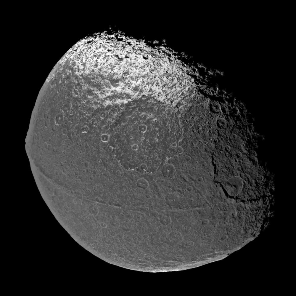 http://www.thelivingmoon.com/43ancients/04images/Moon8/Iapetus/iapetus_cassini_big.jpg